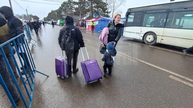 Oamenii vin din cealaltă parte a frontierei doar cu ce au reușit să pună într-o valiză
