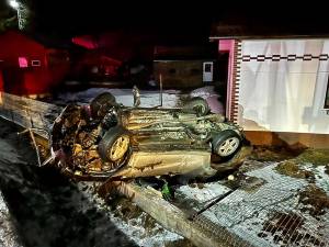 O șoferiță băută s-a răsturnat cu mașina peste gardul unei case