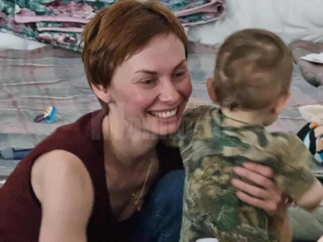 Pompierii au reușit să o facă să zâmbească pe o mamă refugiată cu doi copilași