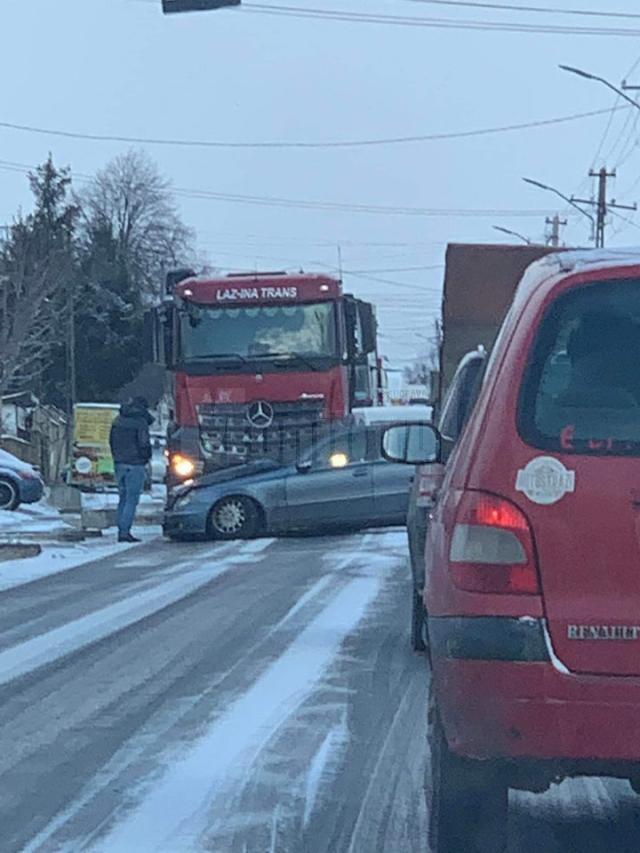 A derapat în timp ce depășea un camion și a intrat în vehiculul greu