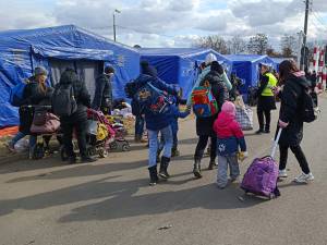 În taberele temporare de refugiați mai erau, vineri dimineață, 296 de oameni