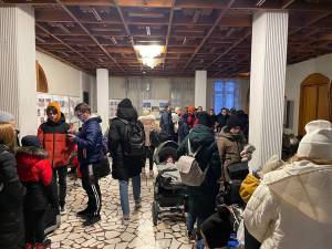 Familii de refugiați pregătite de plecarea din sediul Dom Polski Suceava