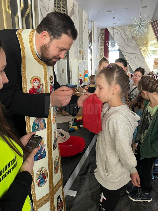 Zeci de copii ucraineni din adăpostul pentru refugiați amenajat la Hotelul Mandachi au fost împărtășiți vineri dimineață de preoți suceveni