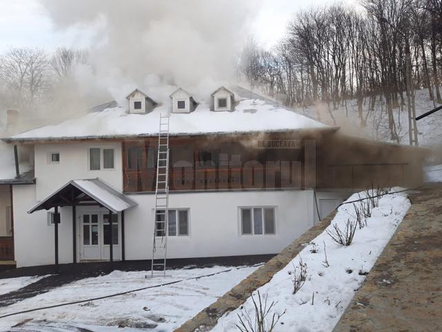 Incendiul izbucnit sâmbătă seară la corpul de chilii de la Mănăstirea „Sf. Gheorghe” Buciumeni, din Fălticeni