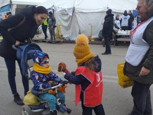 Rebeca a impărțit neobosită jucării copiilor ucraineni refugiați de război