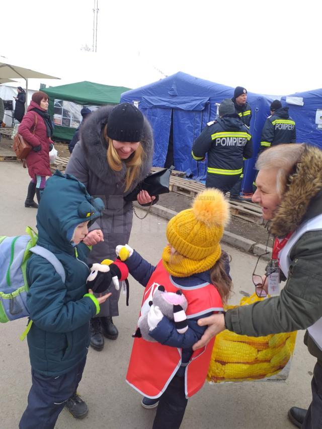 Rebeca a impărțit neobosită jucării copiilor ucraineni refugiați de război