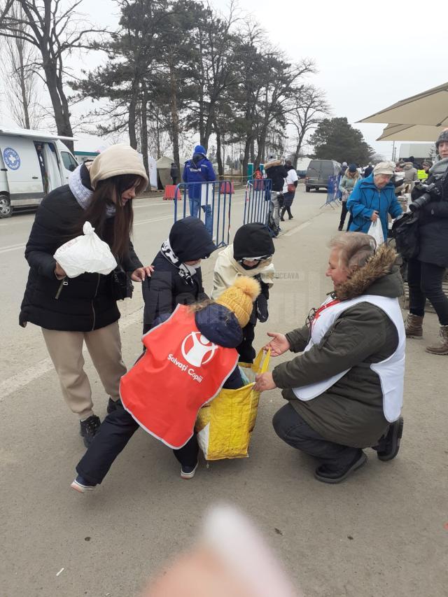 Rebeca a impărțit neobosită jucării copiilor ucraineni refugiați de război