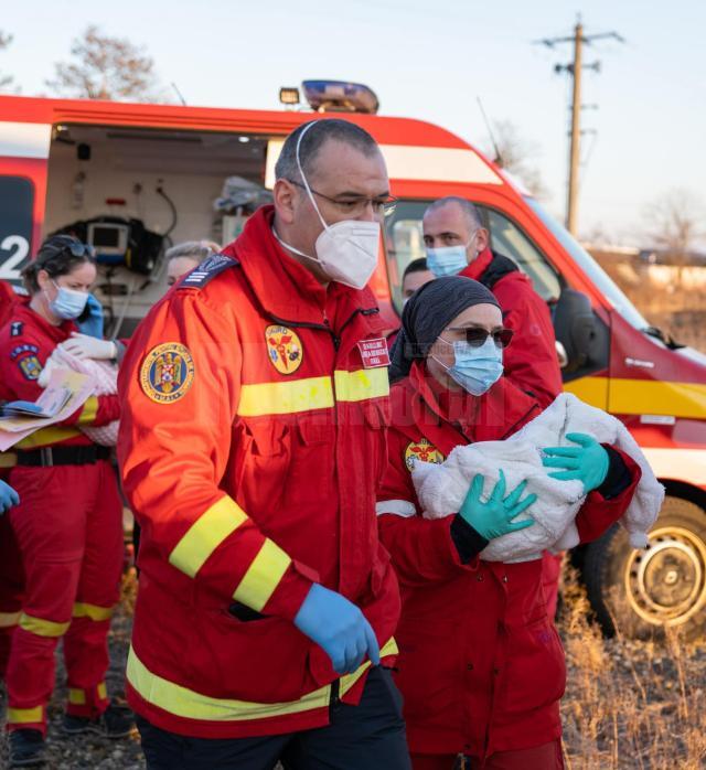 Doi bebeluși de naționalitate română din Ucraina, grav bolnavi, aduși de urgență de ucraineni la Siret și preluați și salvați de români