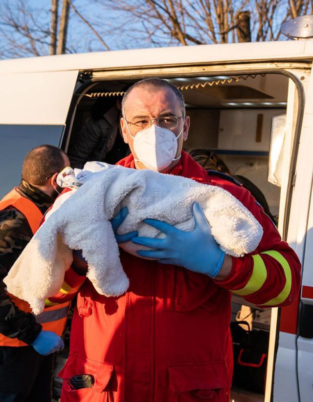 Doi bebeluși de naționalitate română din Ucraina, grav bolnavi, aduși de urgență de ucraineni la Siret și preluați și salvați de români