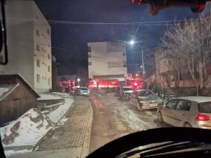 Alarmă majoră după un incendiu pornit la acoperișul unui bloc din Vatra Dornei