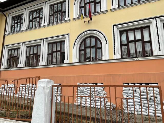 Clădiri cu ferestrele baricadate cu saci Sursa FB Bogdan Oprea