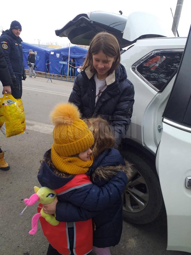 Rebeca a împărțit neobosită jucării copiilor ucraineni refugiați de război