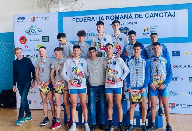 Antrenorul Ioan Despa, în mijlocul echipajului de patru juniori I, campion al României