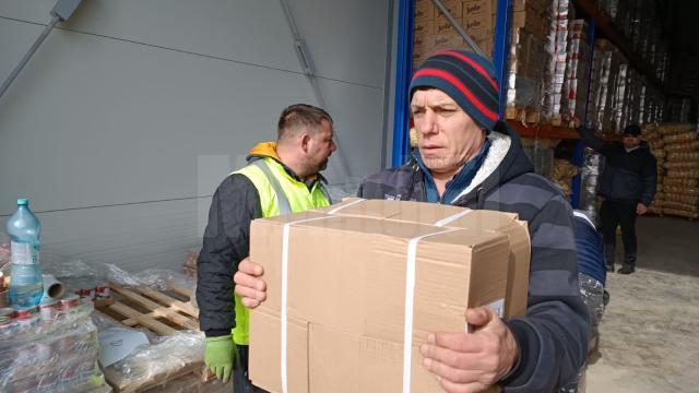 Fostul fotbalist Mihai Guriță dă o mână de ajutor la trierea ajutoarelor