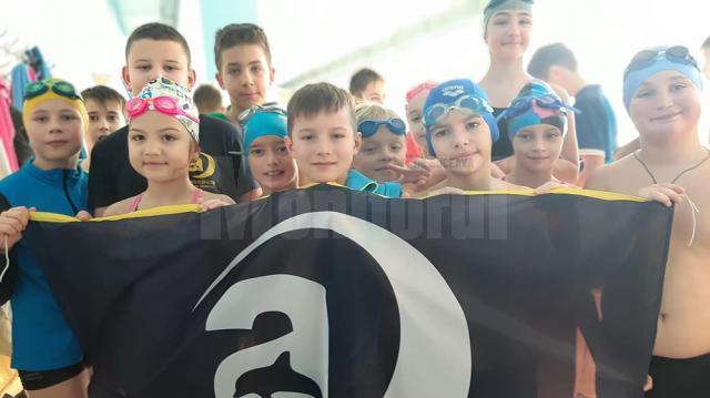 Copiii din Ucraina se antrenează cot la cot cu micii înotători suceveni