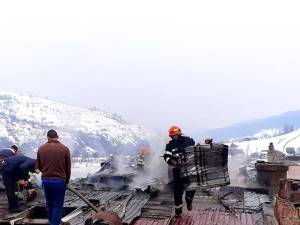 60 de persoane s-au autoevacuat după ce acoperișul unui bloc a luat foc