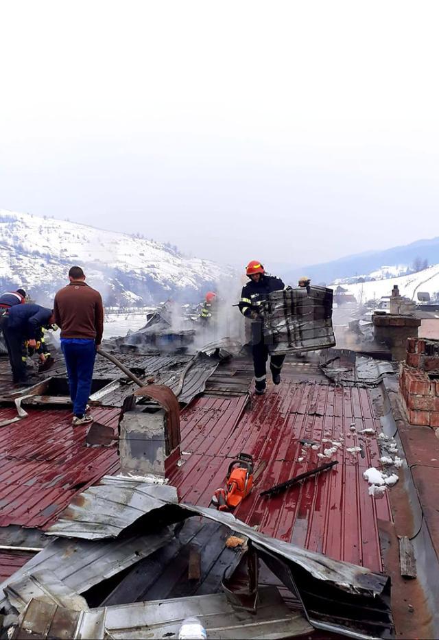 60 de persoane s-au autoevacuat după ce acoperișul unui bloc a luat foc
