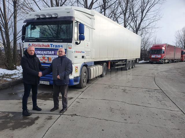 Primarul Ion Lungu și primarul orașului  Cernăuți Roman Kliciuk, cu cel de-al doilea transport umanitar trimis de la Suceava