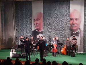 Aplauze îndelungi la Suceava pentru maestrul Tudor Gheorghe, dirijorul Marius Hristescu și Orchestra Concertino din Chișinău