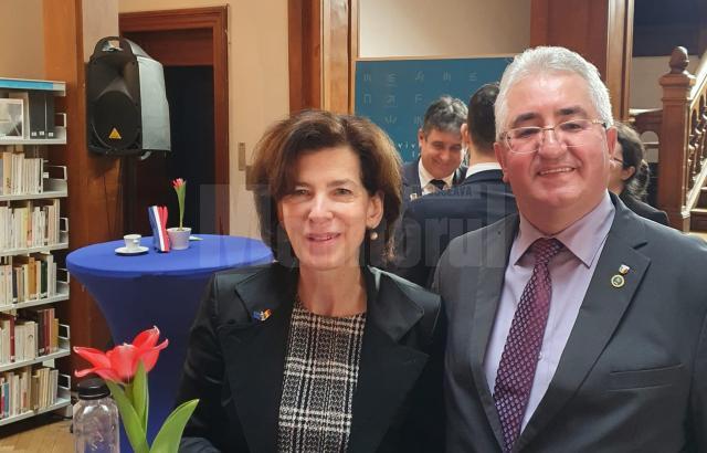 Ambasadorul Franței în România,  Excelența Sa Laurence Auer, împreună cu primarul Sucevei, Ion Lungu, care vrea să vină cu o propunere ce o vizează direct