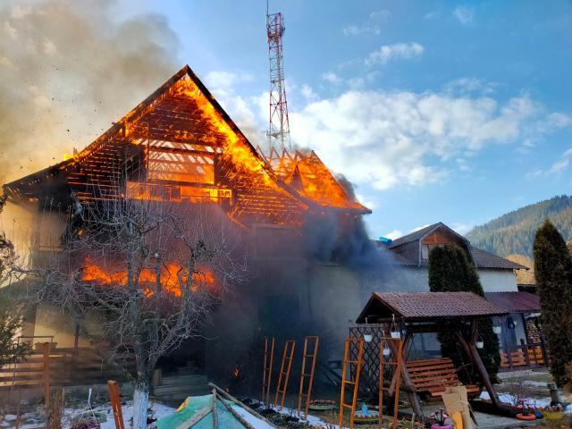 Casă distrusă de un puternic incendiu, la Prisaca Dornei