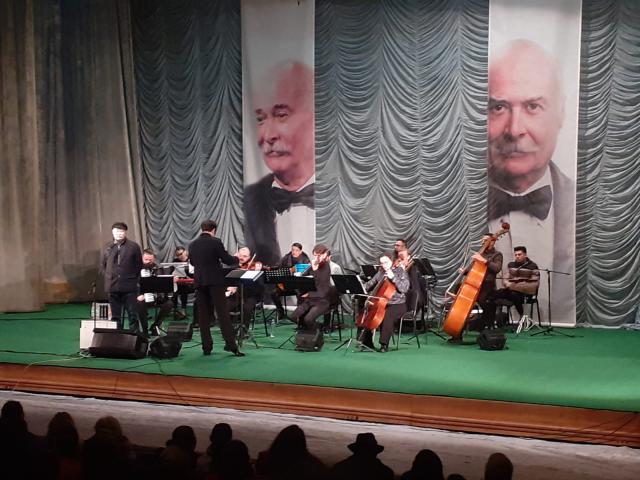 Aplauze îndelungi la Suceava pentru maestrul Tudor Gheorghe, dirijorul Marius Hristescu și Orchestra Concertino din Chișinău