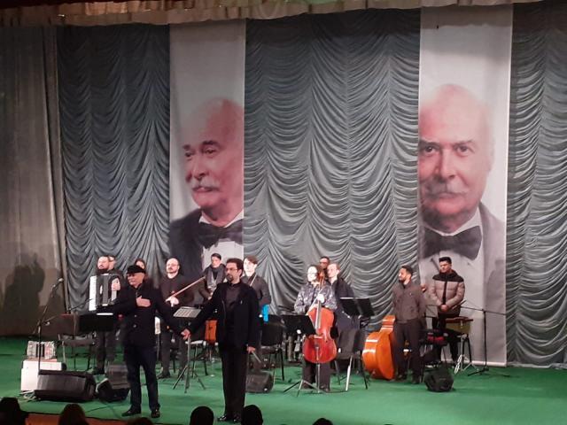 Aplauze îndelungi la Suceava pentru maestrul Tudor Gheorghe, dirijorul Marius Hristescu și Orchestra Concertino din Chișinău