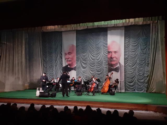 Aplauze îndelungi la Suceava pentru maestrul Tudor Gheorghe, dirijorul Marius Hristescu și Orchestra Concertino din Chișinău