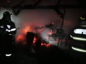 Două femei și un băiețel au făcut atacuri de panică după ce un incendiu le-a cuprins gospodăria