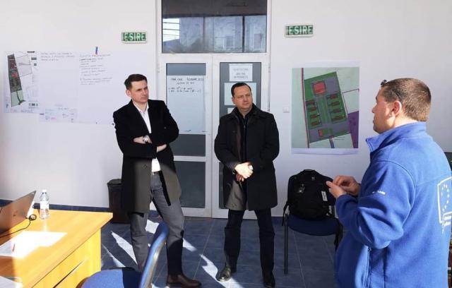 Șeful Cancelariei prim-ministrului României, Mircea Abdrudean (foto stânga) a vizitat centrul logistic european cu ajutoare pentru Ucraina de la Suceava