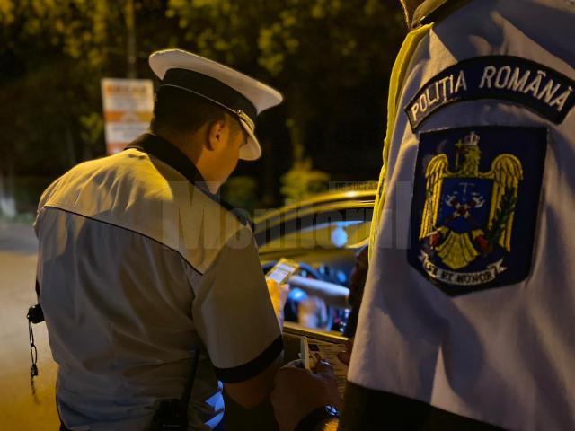 Șofer probabil băut, încătușat de două ori de polițiști