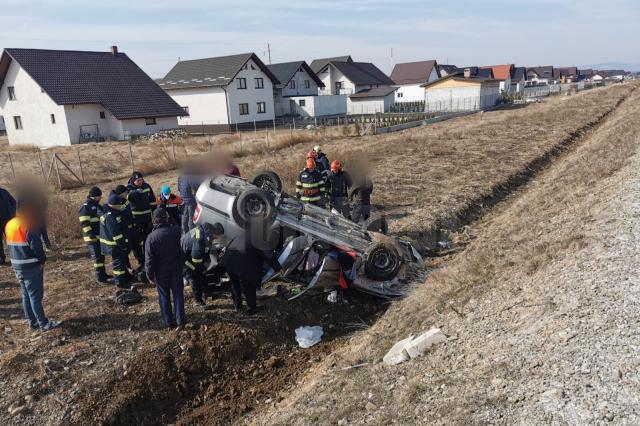 Autoturismul răsturnat după depășirea neregulamentară