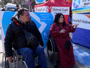Voluntari în cărucioare cu rotile, veniți în Vama Siret pentru a ajuta refugiații din Ucraina