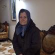 Tristeţea se citește pe chipul unei bătrâne care s-a refugiat din calea războiului