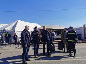 Europarlamentarul Dragoș Pîslaru (mijloc) a vizitat taberele de refugiați din Siret și Rădăuți