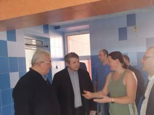 Primarul Sucevei, Ion Lungu, cu antrenorii lotului de natație din Ucraina, găzduiți la LPS