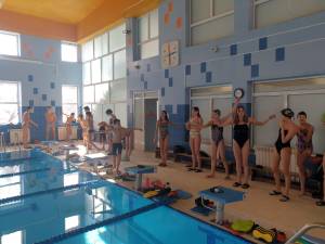 Copiii din lotul de natație din Ucraina, găzduiți la LPS, care vor participa la competiții în România