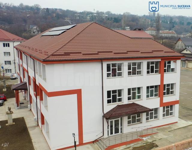 Clădirea Colegiului Tehnic Petru Mușat a fost reabilitată din punct de vedere funcțional și modernizată din punct de vedere al instalațiilor și echipamentelor