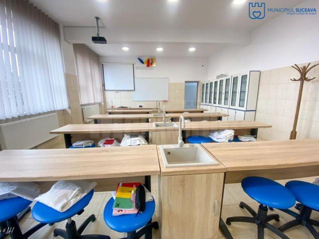 Clădirea Colegiului Tehnic Petru Mușat a fost reabilitată din punct de vedere funcțional și modernizată din punct de vedere al instalațiilor și echipamentelor