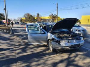 Două mașini s-au ciocnit pe strada Traian Vuia din Suceava