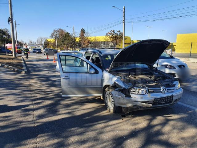 Două mașini s-au ciocnit pe strada Traian Vuia din Suceava