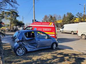 Două autoturisme au fost implicate într-un accident rutier produs marți, pe strada Traian Vuia