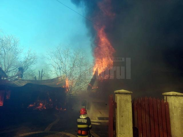 O femeie a fost dusă la spital după ce gospodăria i-a fost cuprinsă de flăcări