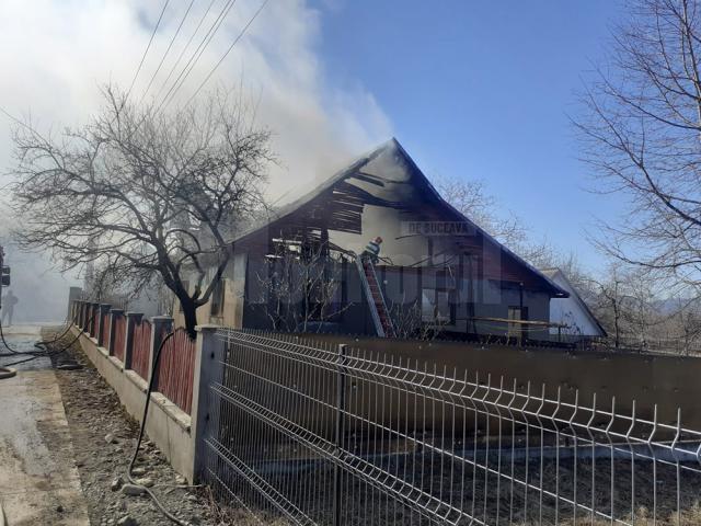 O femeie a fost dusă la spital după ce gospodăria i-a fost cuprinsă de flăcări