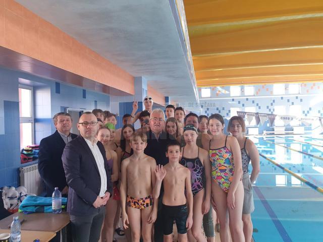 Primarul Sucevei, Ion Lungu, cu copiii din lotul de natație din Ucraina, care vor participa la competiții în România
