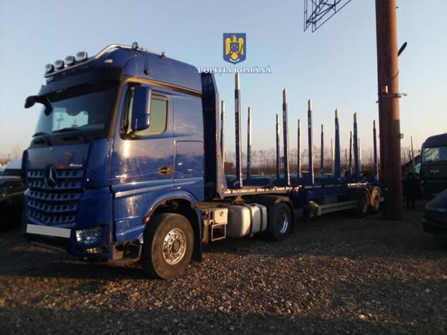 Camion de 70.000 de euro, confiscat după ce polițiștii au sesizat că transportul este de brad, iar avizul pentru molid