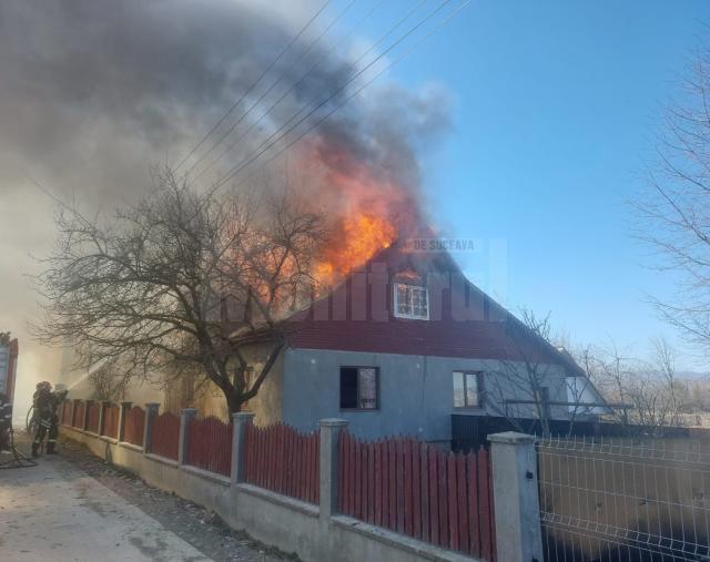 Incendiul  a cuprins casa și celelalte anexe, dar și un autoturism care se afla în curte