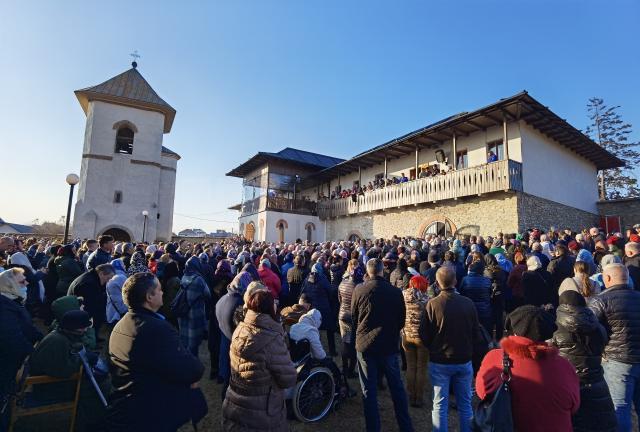 Mii de credincioși s-au adunat în curtea Mănăstirii Teodoreni, la slujba Sfântului Maslu