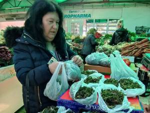 Urzici la preț de trufandale, în piața din Suceava