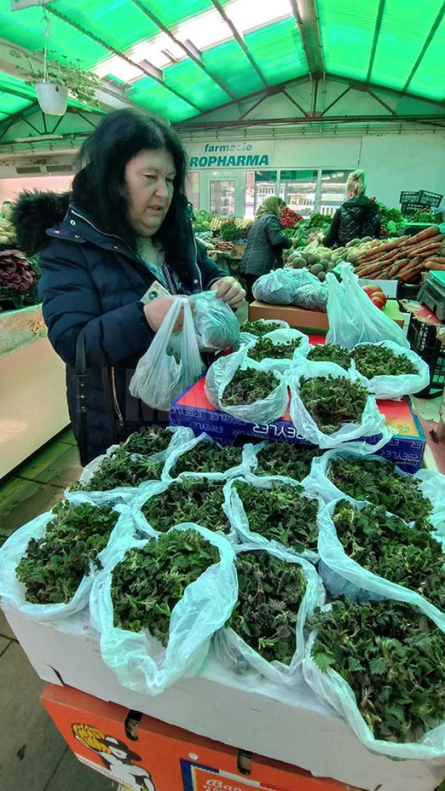 Urzici la preț de trufandale, în piața din Suceava